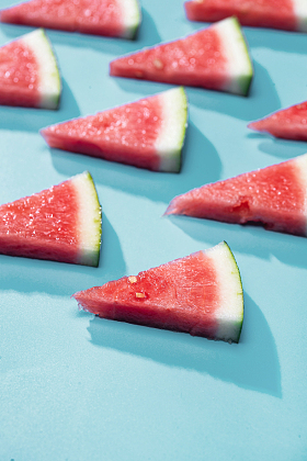 成排的西瓜切块图片