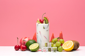 水果酸奶杯和水果图片