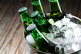 冰镇玻璃瓶啤酒图片