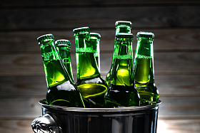 桶里的瓶装啤酒图片