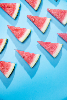 排列的西瓜切块