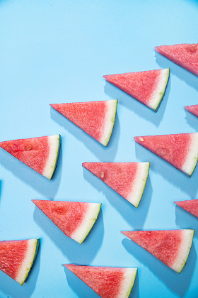 成排的西瓜切块图片