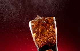 装满冰块的杯装可乐