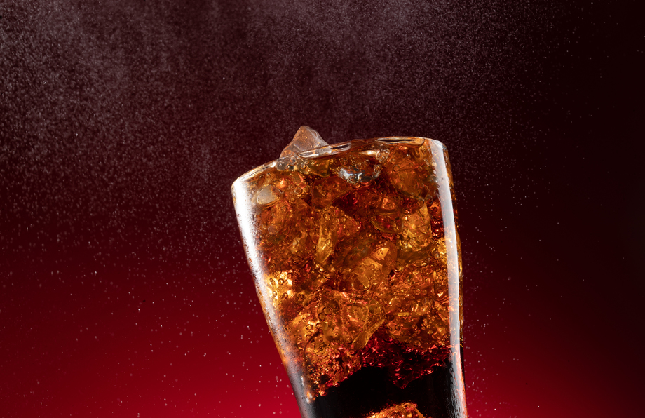 装满冰块的杯装可乐