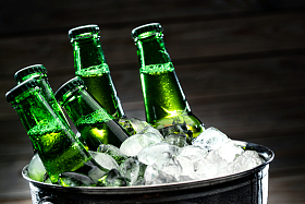 冰镇玻璃瓶啤酒图片