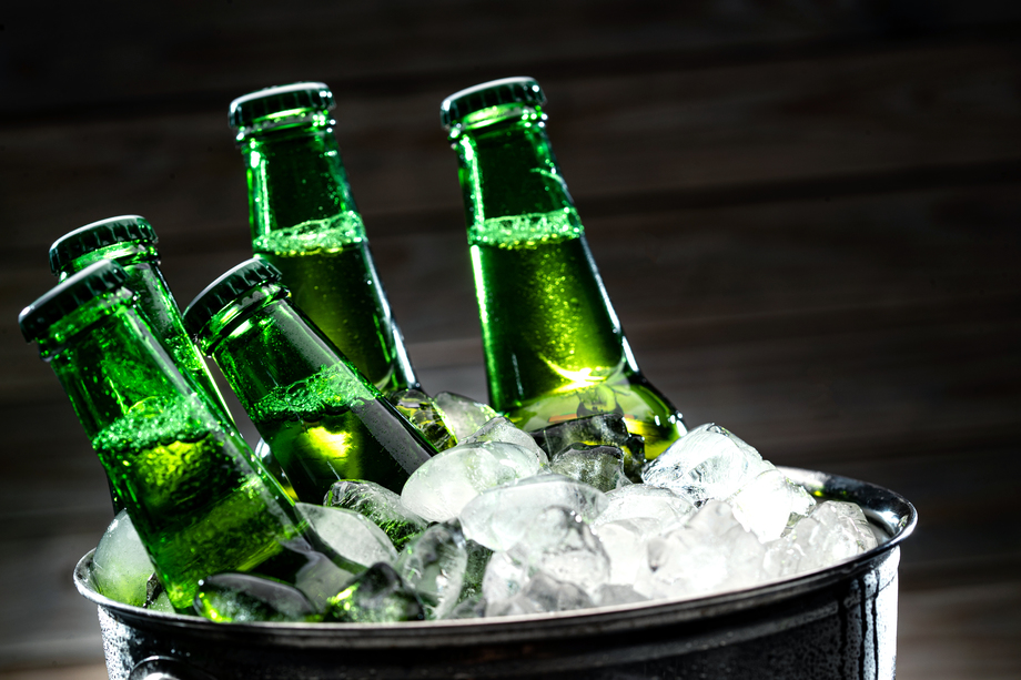 冰镇玻璃瓶啤酒图片 冰镇玻璃瓶啤酒图片