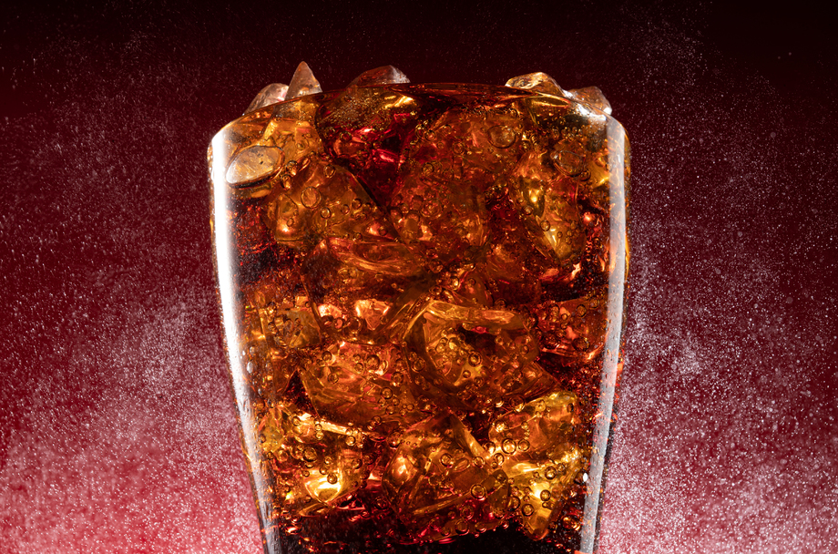 装满冰块的杯装可乐局部特写 装满冰块的杯装可乐局部特写