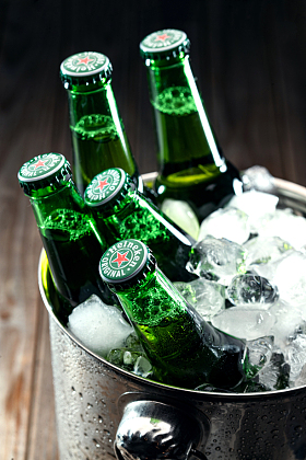 冰镇玻璃瓶啤酒图片