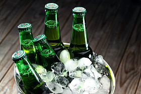 冰镇玻璃瓶啤酒图片