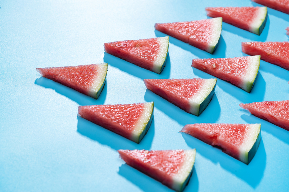 三角形西瓜切块排列照片