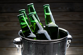 桶里的瓶装啤酒图片