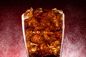 装满冰块的杯装可乐局部特写