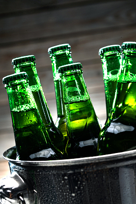 桶里的瓶装啤酒图片