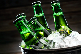 冰桶里的冰镇啤酒图片