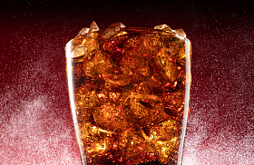 装满冰块的杯装可乐局部特写图片