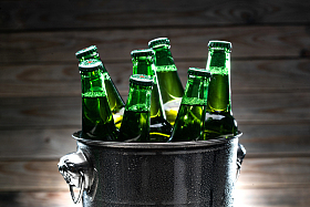 桶里的瓶装啤酒