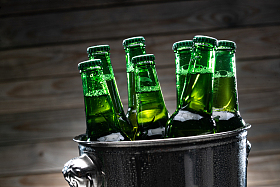 桶里的瓶装啤酒图片