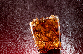 装满冰块的杯装可乐照片