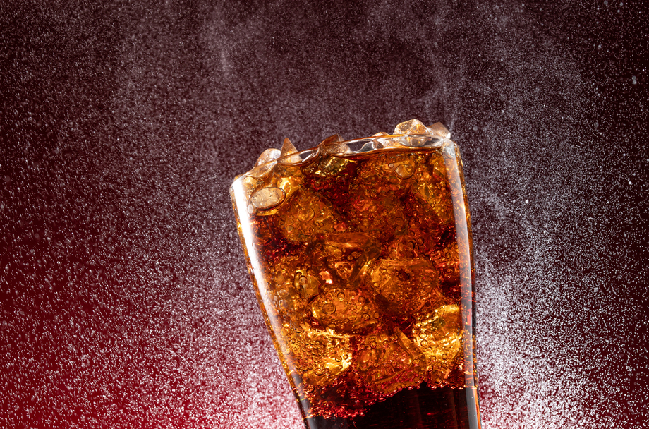 装满冰块的杯装可乐照片 装满冰块的杯装可乐照片