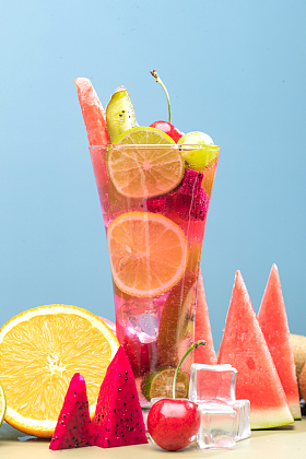 桌面上的水果茶和水果图片