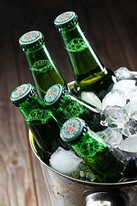 冰镇玻璃瓶啤酒图片