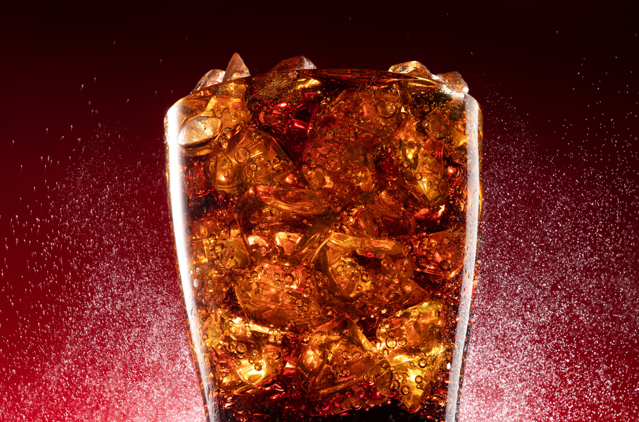 装满冰块的杯装可乐局部特写图片 装满冰块的杯装可乐局部特写图片