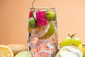 水果气泡饮特写照片