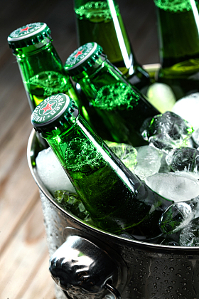 冰镇玻璃瓶啤酒特写图片