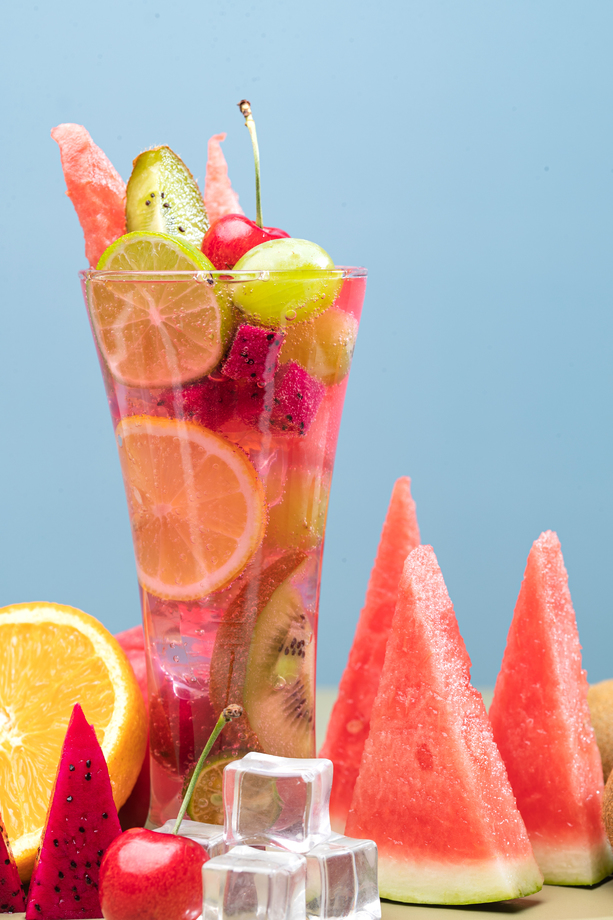 桌面上的水果茶和水果 桌面上的水果茶和水果