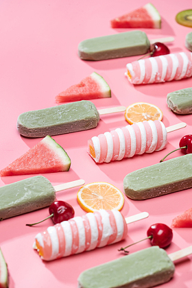 不同种类的水果和不同种类的冰棒