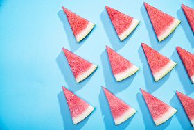 排列的西瓜切块