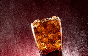 装满冰块的杯装可乐图片