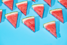 排列的西瓜切块图片