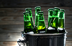 桶里的瓶装啤酒图片