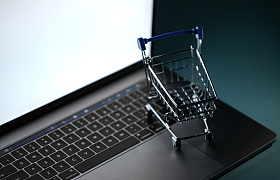 笔记本电脑和购物车模型