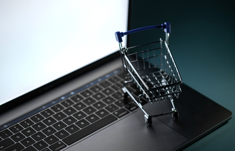 笔记本电脑和购物车模型