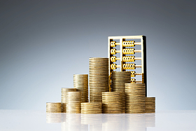 大量金币和算盘照片