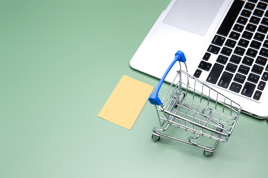 笔记本电脑和购物车模型银行卡 笔记本电脑和购物车模型银行卡