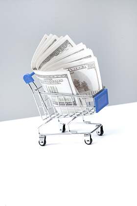 购物车和美国百元钞票