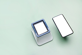 手机扫码支付盒子和手机图片