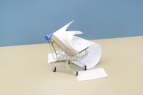 迷你购物车装满银行卡和帐单图片