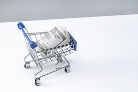 购物车和美国百元钞票卷