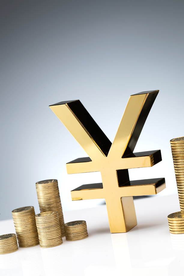 人民币符号模型和金币特写图片 人民币符号模型和金币特写图片