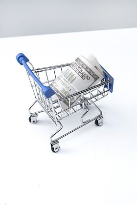 购物车和美国百元钞票卷