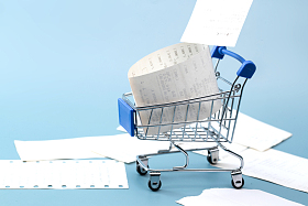 购物车和大量的帐单图片