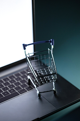 笔记本电脑和购物车模型