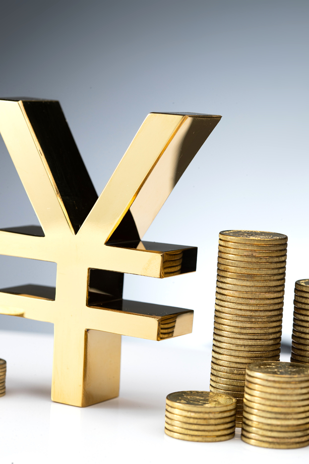 人民币符号模型和金币特写图片 人民币符号模型和金币特写图片