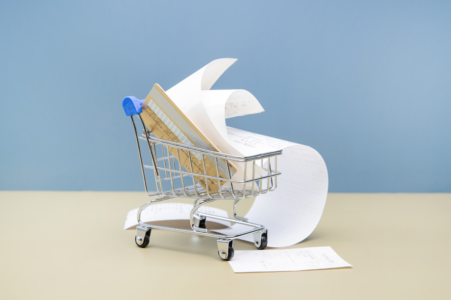 迷你购物车装满银行卡和帐单 迷你购物车装满银行卡和帐单