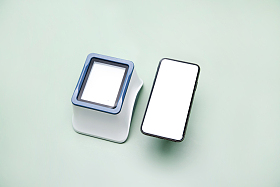 手机扫码支付盒子和手机图片