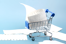 购物车和大量的帐单图片